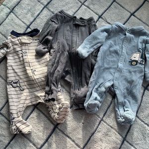 🍒🍒 Set of 3 infant one-piece boys pajamas/sleep and plays, size PREEMIE